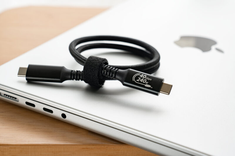 USB4-40Gbps、PD EPR 240W、Thunderbolt4。ピンとこない方は内容確認を