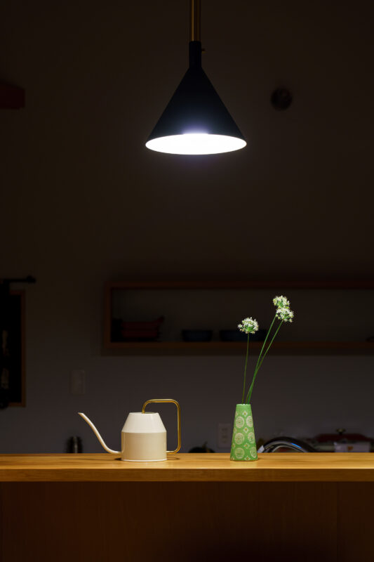 壁に絵を、テーブルには花を