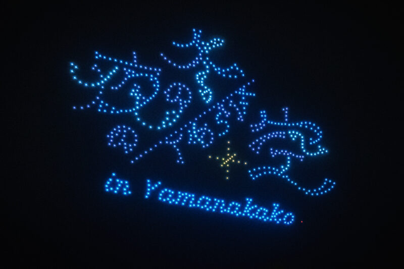 山中湖の夜空を彩ったドローンたち