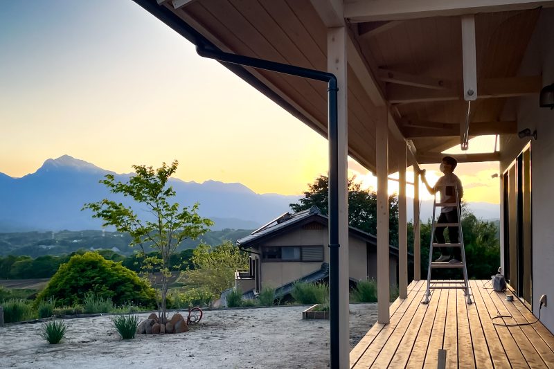 家のウッドデッキを塗装する（１）