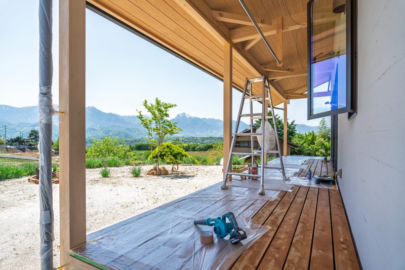 家のウッドデッキを塗装する（３）