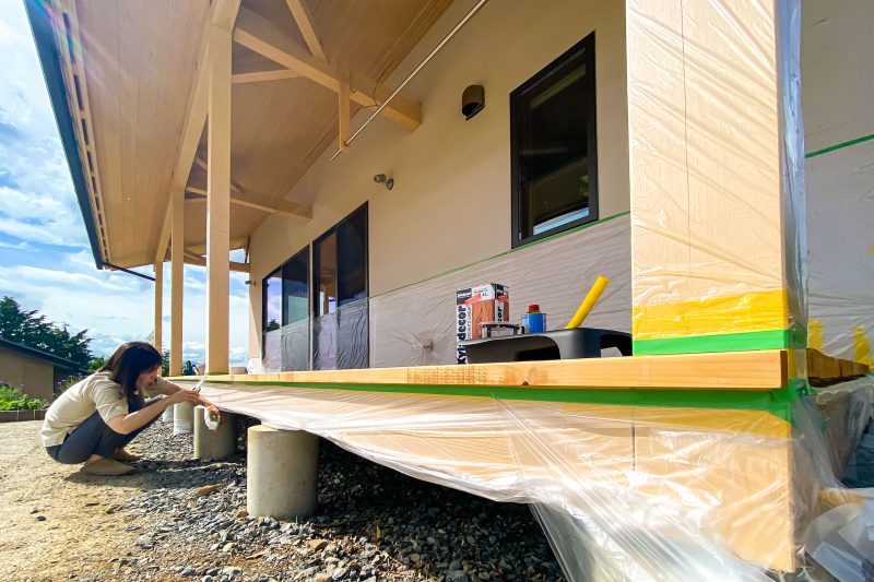 家のウッドデッキを塗装する（４）