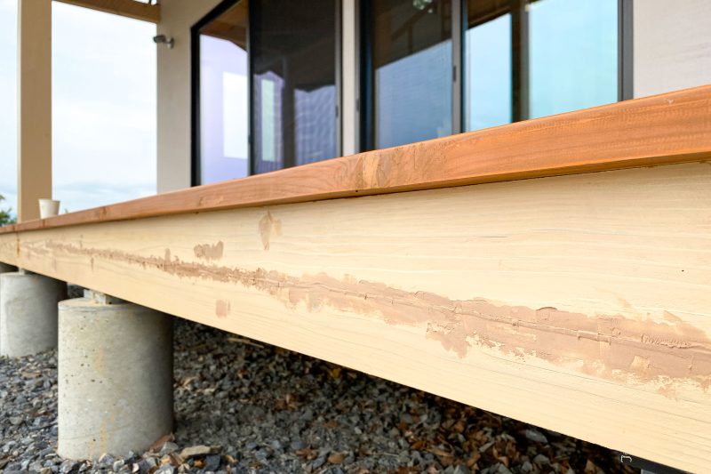 家のウッドデッキを塗装する（６）