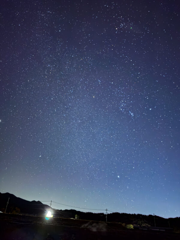 自宅の庭で満天の星空